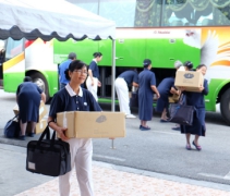 經過兩個多小時的舟車勞頓，怡保的師兄姊馬上投入法會的準備工作。【攝影者：蔡尚文】