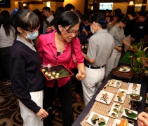 各種用淨斯食品，例如五穀粉、麻芛粉製作的精巧點心，令大德讚歎志工的巧手。【攝影者：蔡尚文】