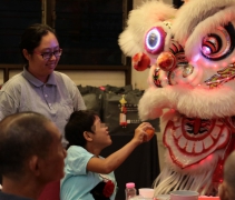 今年，兩隻受歡迎的舞獅除了在台上，還跑下台來送「柑」給大家。【攝影者：許俊雄】