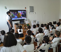 慈濟幼兒園園長譚莉璉（慈遵）老師向小朋友講解水災災情。【攝影者：許證勝（濟韡）】