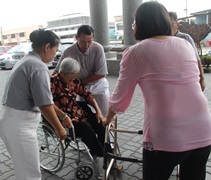 志工準備了輪椅給行動不變的照顧戶。【攝影者：吳育才】