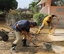 當地的居民當起小組長，協助帶領以工代賑村民一同身體力行付出打掃。【攝影者：陳瑞文（惟迪）】