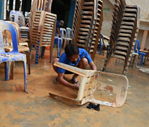 適逢學校即將開課，努力抹椅子，讓孩子可以順利開課。【攝影者：許寶平】