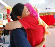 食堂業主哈娜奴與慈濟志工王惠鳳（慈毓）來個溫暖的擁抱。【攝影者：戴佳玉（慈迪）】