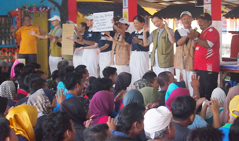 斯里哥打小學校長卡馬魯（Kamarul Zaman bin Ibrahim，紅衣者）與慈濟志工帶動大家一起比馬來語版〈一家人〉（Kita Satu Keluarga）手語。【攝影者：鄭明福】