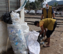 除了帶動打掃之餘，慈濟志工也教導災民們如何做資源回收，將回收物分類。【攝影者：陳瑞文（惟迪）】