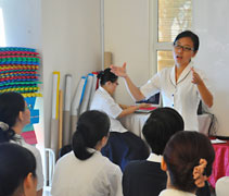 幼兒園老師向家長們分享去吉蘭丹賑災的體驗與心得。【攝影者：王幼晶（懿昀）】