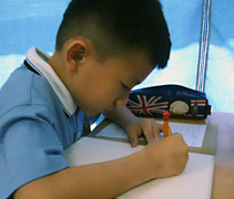 聽了老師分享吉蘭丹災情后，孩子畫下對災民的祝福。【攝影者：李嘉慧】