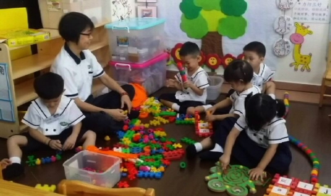 老師陪伴孩子們玩玩具。【攝影者：王幼晶（懿昀）】