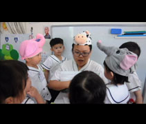 老師帶著動物頭套，講故事給孩子們聽。【攝影者：王幼晶（懿昀）】