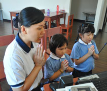 老師與孩子每天都會一起虔誠祈禱。【攝影者：王幼晶（懿昀）】