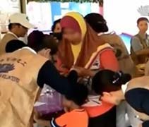 馬來西亞2014年年底發生水患，慈濟志工在災區進行物資發放，以解災民的不便。【畫面擷取自大愛新聞】