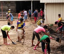 慈濟在哥打峇魯市進行以工代賑，1月2日有一千八百九十一位鄉親參與。【照片提供：人文真善美志工】