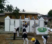 慈濟志工在吉蘭丹展開中長期計畫，在吉蘭丹州瑪力勿萊村­，示範的第一間簡易屋，在十二小時內搭設完畢。【照片提供：人文真善美志工】