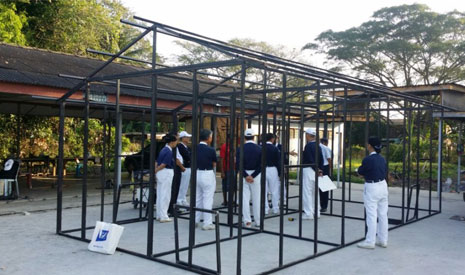 台灣團隊表示，四個人，憑藉一張設計圖、幾樣簡單工具，在兩天內除解圖與備料，並製作出一間簡易屋骨架雛型（非插槽式），完成度相當高。【攝影者：馬來西亞人文真善美志工】