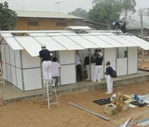 慈濟志工在吉蘭丹州搭建簡易屋，十二小時就完成搭建的效率讓當地官員十分讚歎。【攝影者：馬來西亞人文真善美志工】