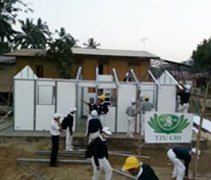 馬來西亞水患過後，慈濟志工於水患災區當地進行簡易屋搭建，盼望受災鄉親可以早日回歸正常作息。【攝影者：馬來西亞人文真善美志工】