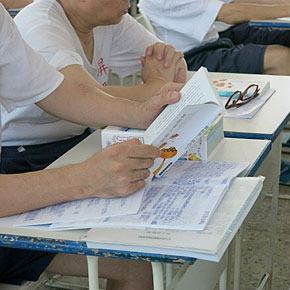 慈濟志工慈悲等觀,也與各地獄政單位合作,將靜思語帶入監所,啟發受刑人的善知善念。上人開示:「用方法去跟他們接近,跟他一起讀書,同時也陪伴著他們進入佛法裡面,同時輔導人人走入經典裡面去,這都是(用)法去開啟他們的心門,讓他們心開闊,這都是愛的能量去淨化。」(攝影者:廖金聲)