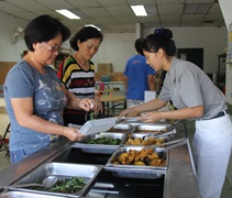 素食館響應吉打分會募款行動，志工主動到店裡幫忙。。【攝影者：尤靜蓓】