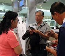 在檳城國際機場巧遇來自台灣的法親，協助接力關懷。【攝影：尤靜蓓】