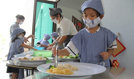 吉打慈濟幼兒園的孩子們在老師的協助下準備一頓豐盛的團圓飯。【攝影者：尤靜蓓】