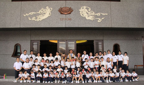 吉打慈濟幼兒園的孩子們趁着新春期間到慈濟志業體拜年。【攝影者：尤靜蓓】