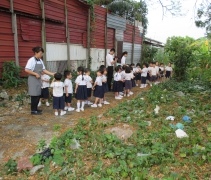 馬來西亞檳城州北海慈濟幼兒園的小朋友們在老師的帶領下來到了幼兒園後方的小草地進行新春大掃除。【攝影者：陳潔瑩】