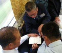 二月七日從花蓮回台北的火車上，團隊不斷的討論如何依據張師兄提供的繪圖安排製作和生產。團隊一心一志務必在生產啟動後，不間斷的提供工地所需建材。【攝影者：真善美志工】