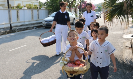 北海慈濟幼兒園的小朋友在老師和師姑們的帶領下向鄰近的左鄰右舍送愛。【攝影者：林霞君】