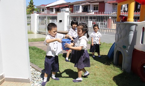 吉打慈濟幼兒園的小朋友合心協力，一起挑水。【攝影者：尤靜蓓】