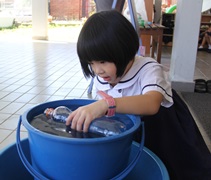 小朋友在幼兒園一天的生活作息，就只能利用這五百毫升的水。【攝影者：尤靜蓓】