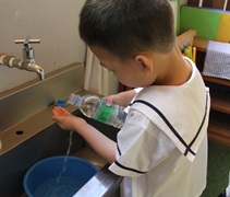 把小盆子放在水槽裡，將洗手水回收再利用。【攝影者：尤靜蓓】