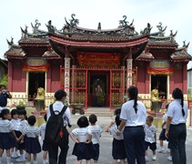 小朋友走訪了一些富有宗教特色的建築物。【攝影者：尤靜蓓】