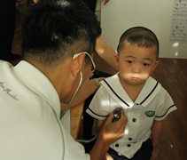 吉打人醫會醫師幫小朋友做身體檢查。【攝影者：尤靜蓓】