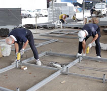 檳城威省的志工負責把簡易屋的骨架組裝成一片片的鐵架再運輸到吉蘭丹災區，由當地志工再組裝成一間簡易屋。【攝影者：藍錦菲】