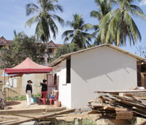 瑪力勿萊村民諾艾妮的簡易屋銜接着未完全被大水沖毀的廚房和廁所。【攝影者：藍錦菲】