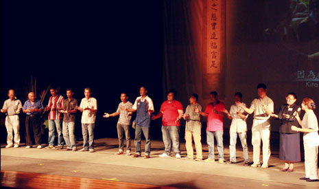 來自瑪力勿萊的鄉親們上台表演《一家人》手語。【攝影者：林霞君】