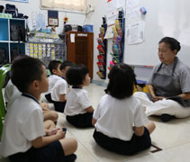 大愛媽媽在上課之前，先引導小朋友靜坐，讓他們能夠靜心五分鐘。【攝影者：江詩雯】