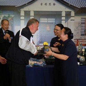 桑迪颶風重創肯斯堡市(Keansburg),消防隊的救火救難設備嚴重受損,新澤西分會捐贈消防器材。上人讚歎:「慈濟人踏在哪塊土地,都用感恩心去愛這片土地,跟當地人互動都是最友善的付出。」(攝影者:李仁傑))