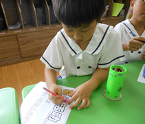 六歲互愛安安班小朋友分工合作製作募書海報。【攝影者：林雪淇】