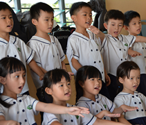 六歲互愛安安班的小朋友為育幼院的哥哥姊姊們呈現手語〈愛的希望〉。【攝影者：戴佳玉（慈迪）】