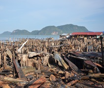 位於蘭卡威島上的武吉瑪魯漁村（Bukit Malut）發生嚴重火患，導致83所房子被燒毀。【攝影者：許麗玲（慮瑗）】
