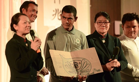吉蘭丹瑪力勿萊以工代賑鄉親以手繪的慈濟標誌來表達他對大家的感恩。【攝影者：李俊進】