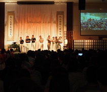 曾經到東海岸參加賑災的志工們在台上為大家表演手語。【攝影：王琰清（懿珞）】