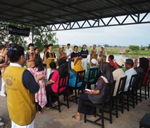 志工們以「一家人」的手語向村民們表達大愛沒有宗教膚色之分。【攝影：陳國榮（濟崞）】
