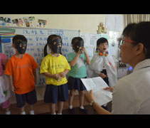 老師帶領著蔬果一家人練習他們要表演的節目。【攝影者：邱佩軒】