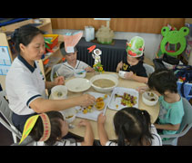 老師與已經變身為動物或蔬果的孩子們一起享用蔬果小廚師用心准備的蔬果餐點。【攝影者：邱佩軒】