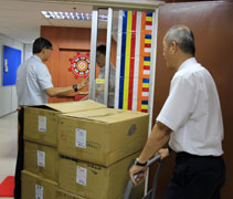 馬來西亞分會慈濟志工把90套環保餐具送往馬來西亞佛教總會。【攝影者：林霞君】