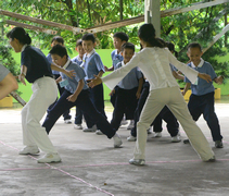 馬來傳統遊戲「Galah Panjang」（一種闖關遊戲），大人小孩都玩得笑聲連連。【攝影者：吳錦琪】