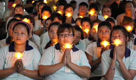 尼泊爾籍客工們亮起手中的電子蓮花燈，為家鄉和親友祈禱。【攝影者：劉玉容（慮化）】